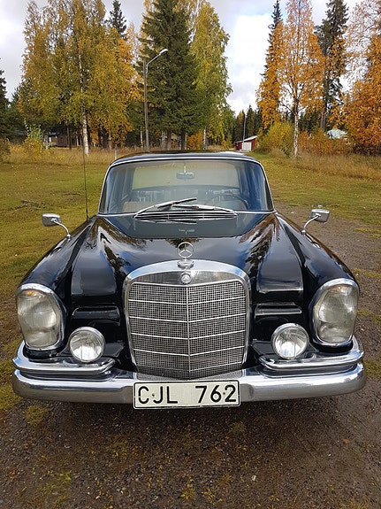 Mercedes-Benz 220 4 of 5