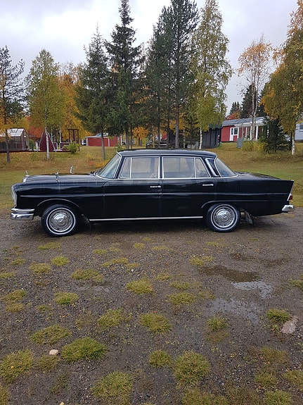 Mercedes-Benz 220 3 of 5
