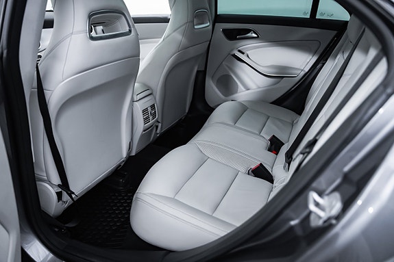 Mercedes-Benz CLA45 28 of 29