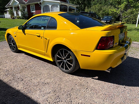 Ford Mustang 2 of 5