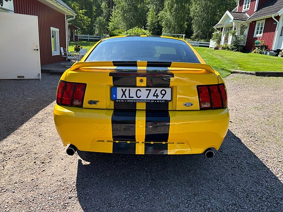 Ford Mustang 3 of 5