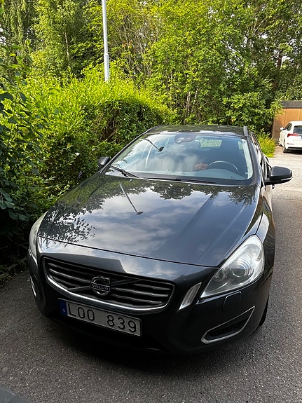 Volvo V60 2 of 5