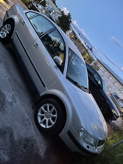 Volkswagen Passat 2 of 11