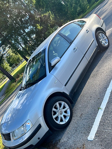 Volkswagen Passat 3 of 11