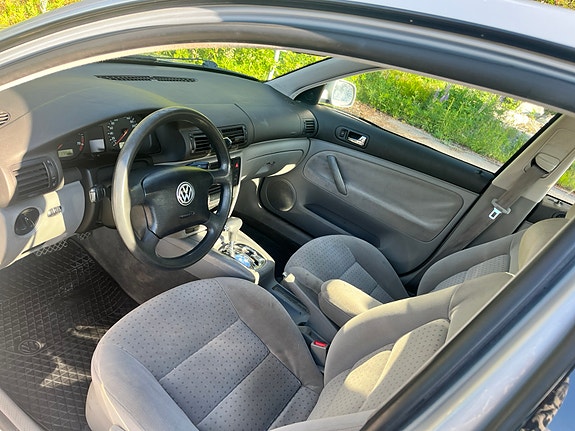 Volkswagen Passat 9 of 11
