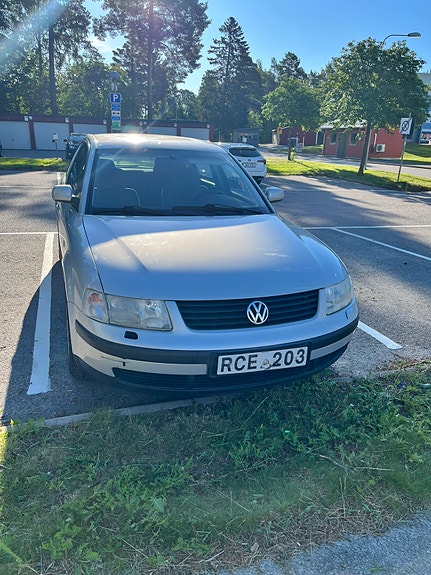 Volkswagen Passat 4 of 11