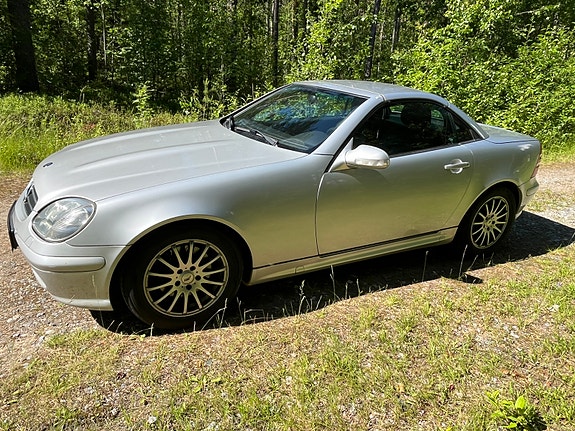 Mercedes-Benz SLK320 2 of 4