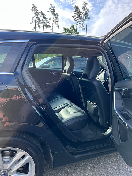 Volvo V60 4 of 5