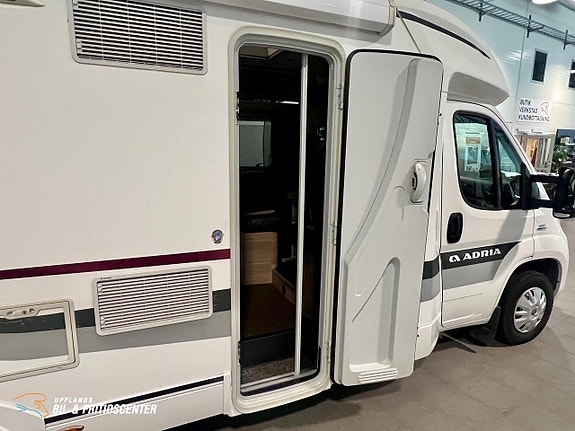 Adria Coral S 690 SC Axess Solpanel / Queenbed / 3500kg 4 of 14