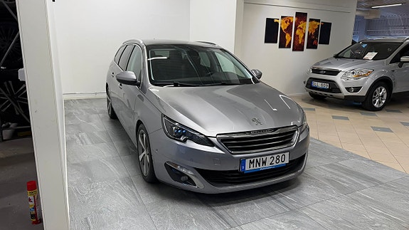 Peugeot 308 SW 2 of 5