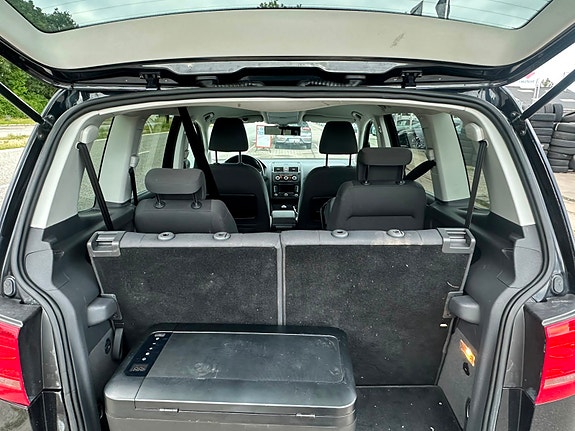 Volkswagen Touran 2 of 9