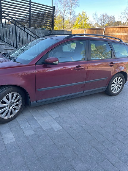 Volvo V50 3 of 5