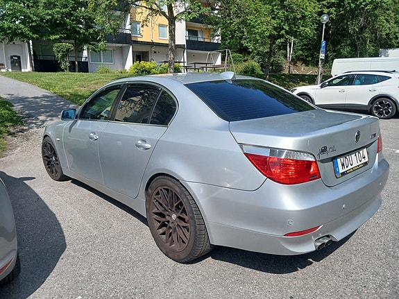 BMW 520i 2 of 5