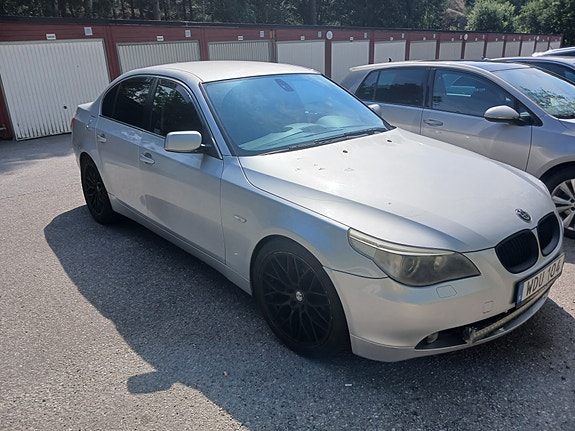 BMW 520i 3 of 5