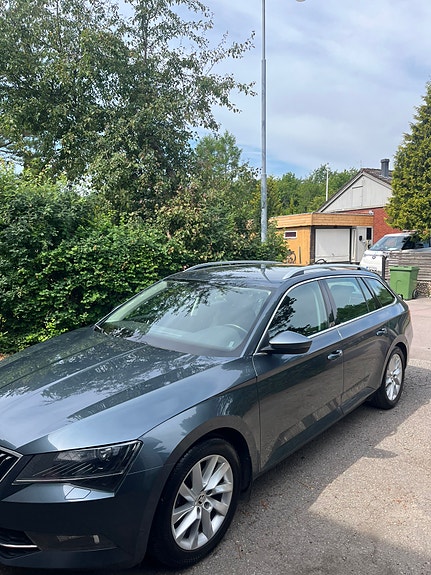 Skoda Superb 2 of 9