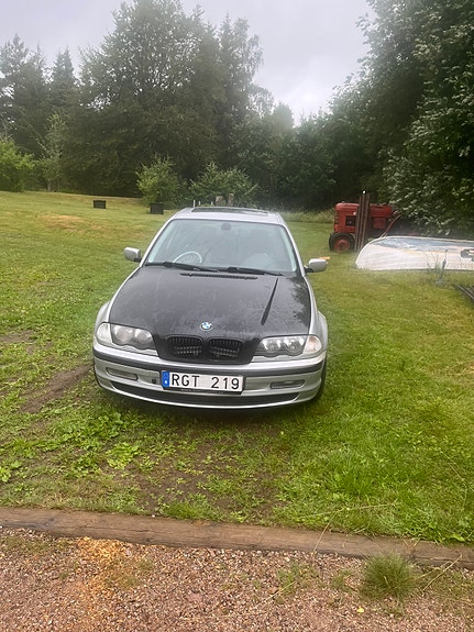 BMW 320i 2 of 5