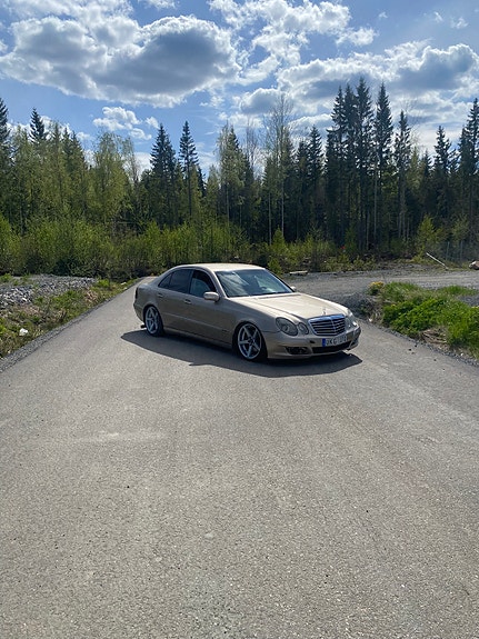 Mercedes-Benz E320 3 of 5