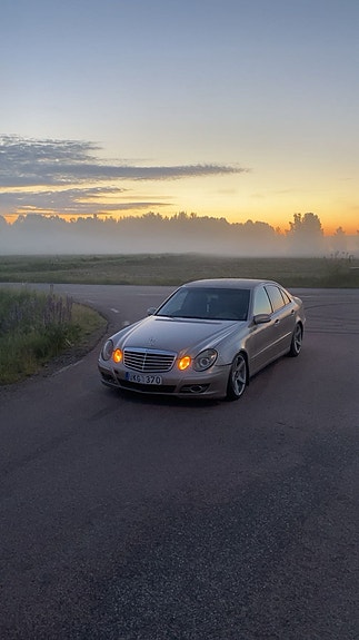 Mercedes-Benz E320 4 of 5