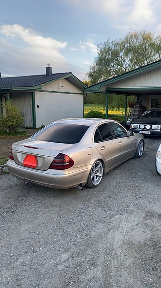 Mercedes-Benz E320 6 of 6