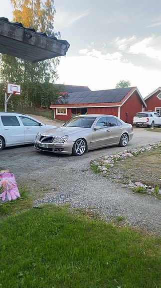 Mercedes-Benz E320 5 of 5