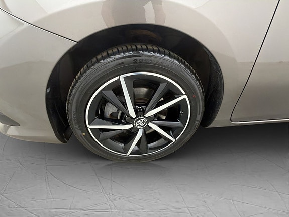 Toyota Auris 10 of 30