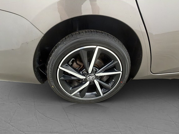 Toyota Auris 12 of 30