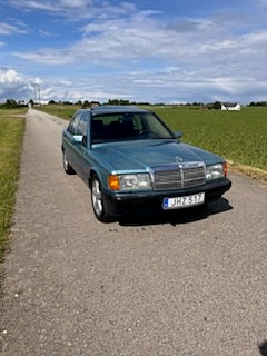 Mercedes-Benz 190 2 of 5