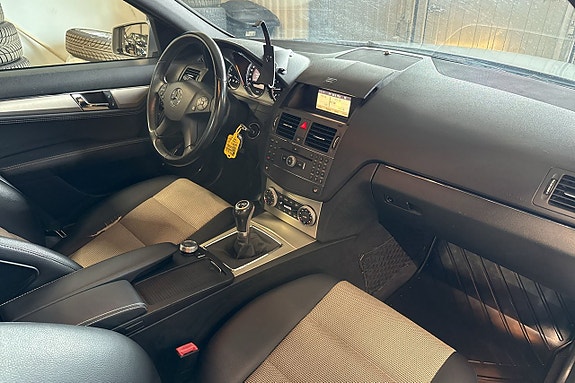 Mercedes-Benz C200 18 of 19