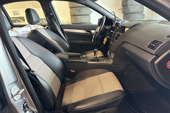 Mercedes-Benz C200 17 of 19