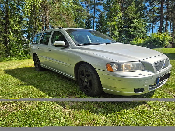 Volvo V70 2 of 5