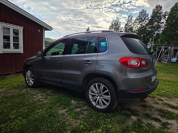 Volkswagen Tiguan 2 of 5