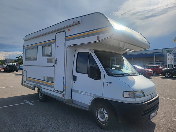 Eura Mobil 585 2 of 5