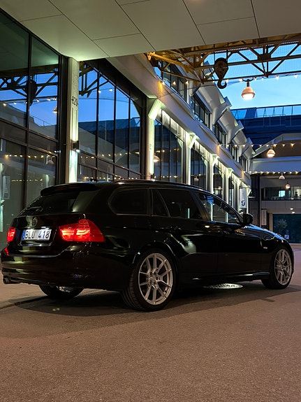 BMW 320d 2 of 5