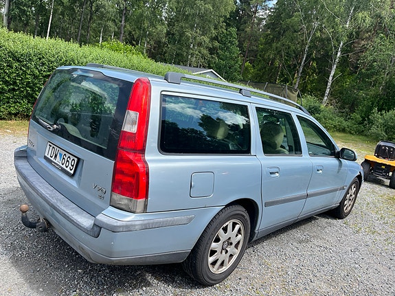 Volvo V70 2 of 5