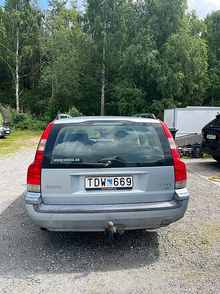 Volvo V70 3 of 5