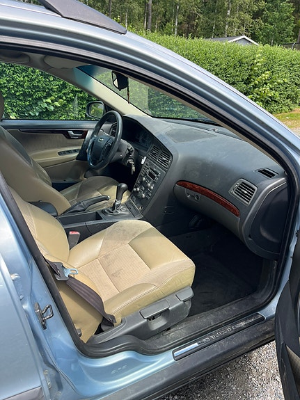 Volvo V70 4 of 5