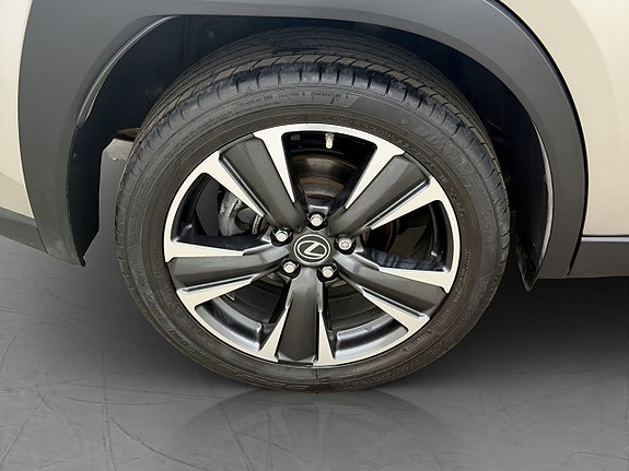 Lexus UX250h 26 of 27