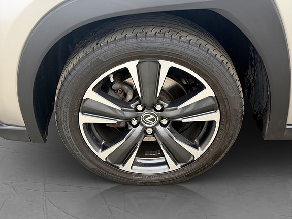 Lexus UX250h 24 of 27
