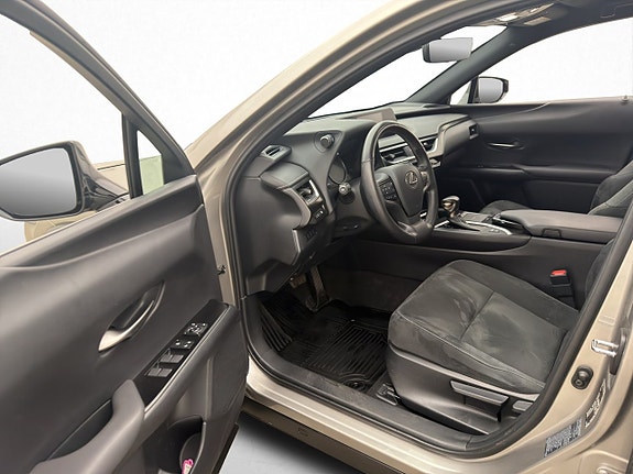 Lexus UX250h 11 of 27