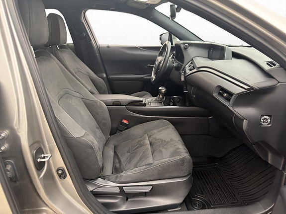 Lexus UX250h 21 of 27