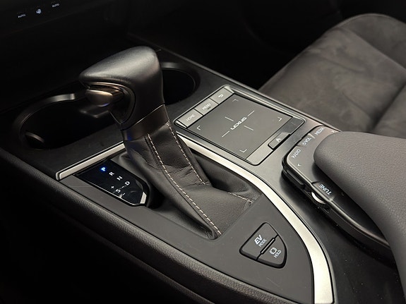 Lexus UX250h 16 of 27