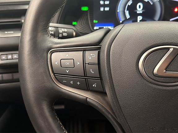 Lexus UX250h 13 of 27