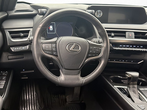 Lexus UX250h 12 of 27