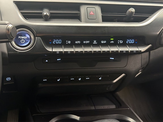 Lexus UX250h 17 of 27