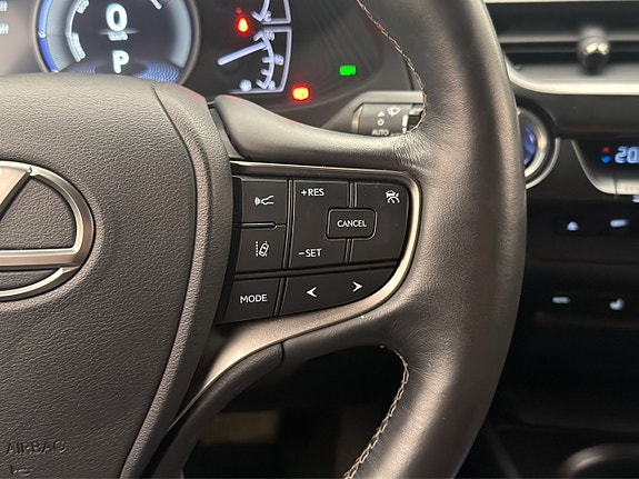 Lexus UX250h 15 of 27
