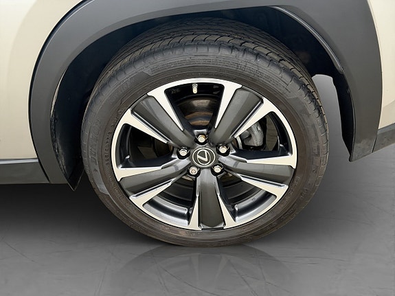 Lexus UX250h 25 of 27