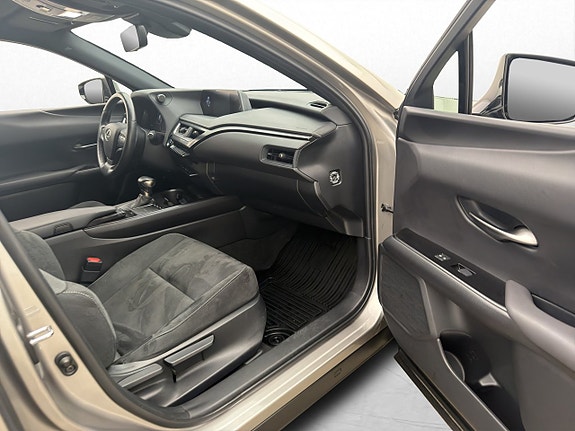 Lexus UX250h 20 of 27