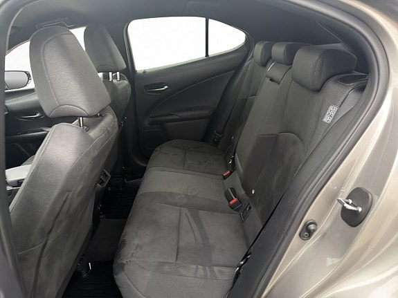 Lexus UX250h 22 of 27
