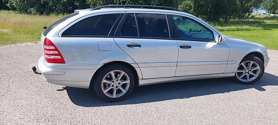 Mercedes-Benz C180 4 of 5