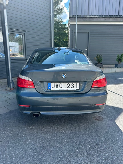 BMW 520i 3 of 5